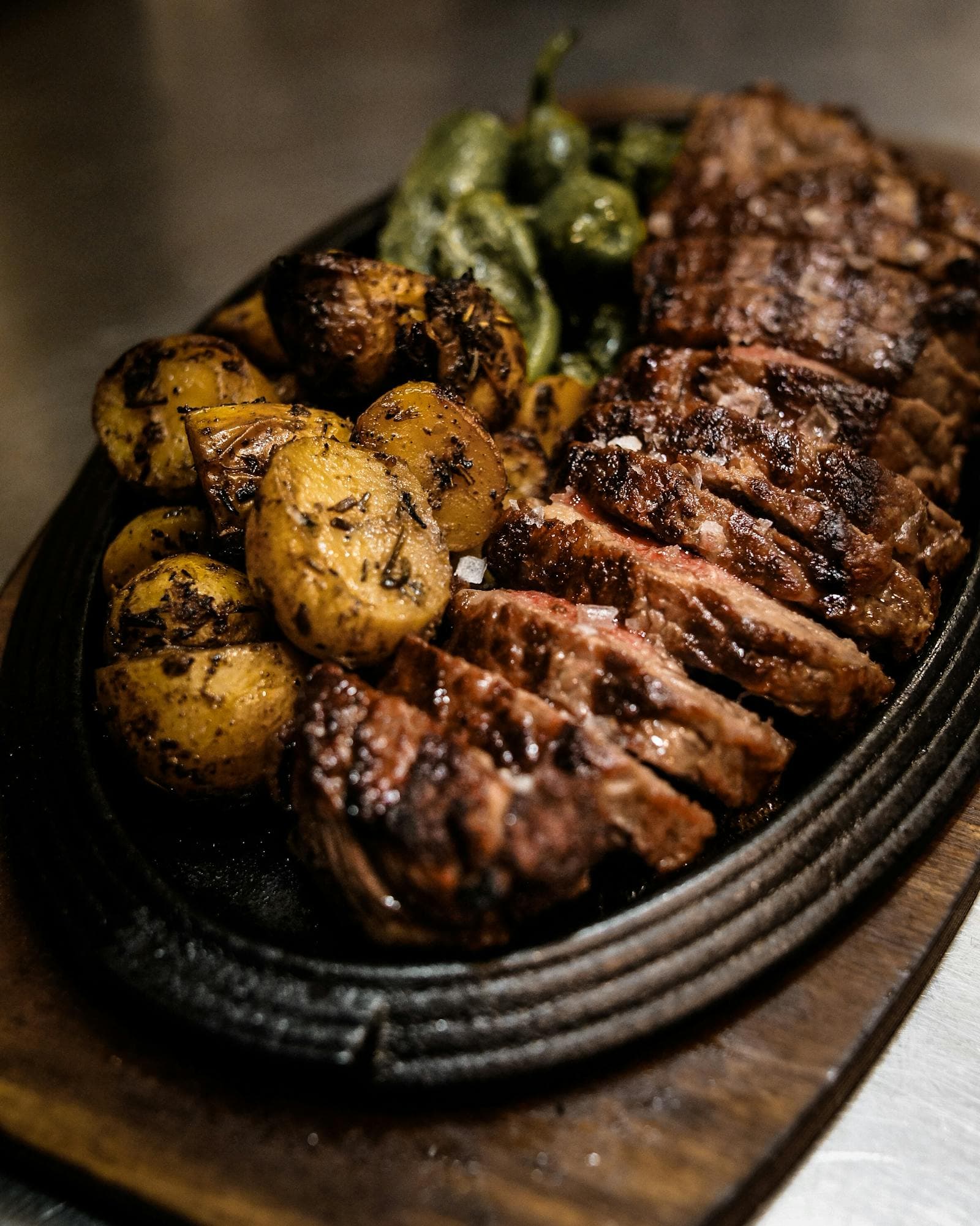 Výdatné jedlo — steak a zemiaky
